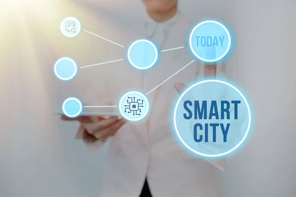 Fogalmi kijelző Smart City. Üzleti koncepció egy városi terület, amely kommunikációs technológiákat használ az adatgyűjtéshez Lady Holding Tablet Pressing On Virtual Button Showing Futuristic Tech. — Stock Fotó