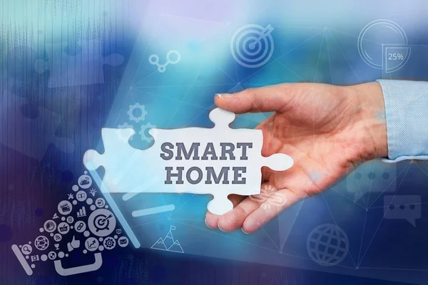 스마트 홈 (Smart Home) 이라고 도불린다. 집이 갖추어 진 콘셉트 사진은 원격으로 전화나 컴퓨터 핸드 홀딩 지그 톱 조각을 풀어 새로운 미래 기술을 이용하여 제어 할 수있다. — 스톡 사진