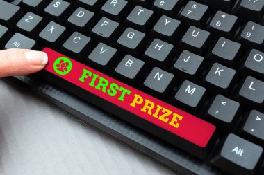 Birincilik ödülünü gösteren tabela. İş konsepti. En çok arzu edilen ödül sadece genel kazanan kişiye sunulur. Çevrimiçi Veri Kopyalama, Gönderme ve E- postalar küresel çapta alınır.