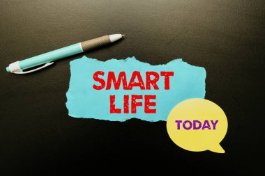 Akıllı Yaşam ilhamını gösteren metin. Yaşamı keyifli ve rahat hale getirecek yeni parlak fikirler düşünmek yaratıcılığı ve ilhamı yenileyecek teknolojiye kelime.