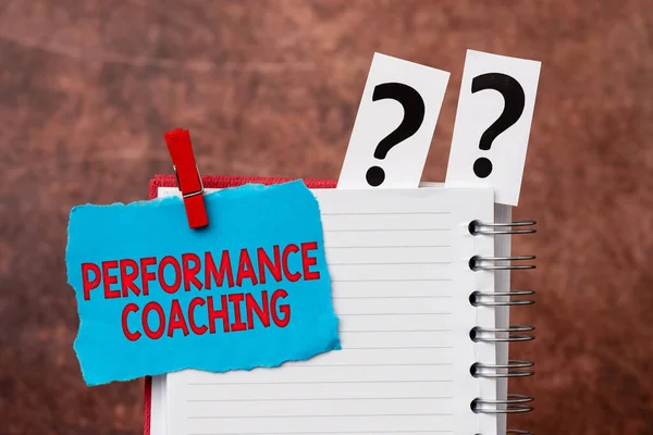 Señal mostrando Performance Coaching. Word Written on the development and action planning of another Brainstorming La nueva idea de soluciones y respuestas en busca de más pistas —  Fotos de Stock