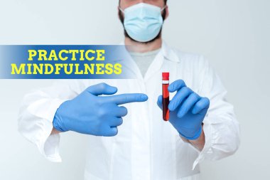 Uygulama Farkındalığını sunan metin başlığı. İş genel değerlendirmesi, yargılamadan sansasyonlara önem veriyor. Kimyager, kan örneği sunuyor. Bilim adamı, araştırma örneğini analiz ediyor.