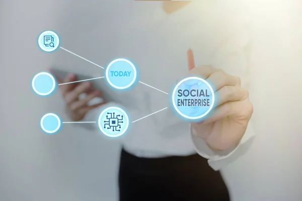 Skriva och visa text Social Enterprise. Word för Det är ett företag som har specifika civila mål Lady In Uniform Standing Holding Tablet Skriva Futuristiska Teknik. — Stockfoto