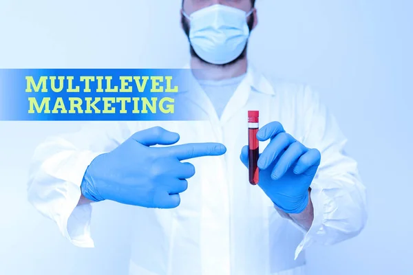 Σήμα κειμένου που εμφανίζει το Multilevel Marketing. Internet Concept marketing strategy for the sale of products or services Χημικός Παρουσιάζοντας Δείγμα Αίματος, Επιστήμονας Αναλύοντας Δείγμα Έρευνας — Φωτογραφία Αρχείου