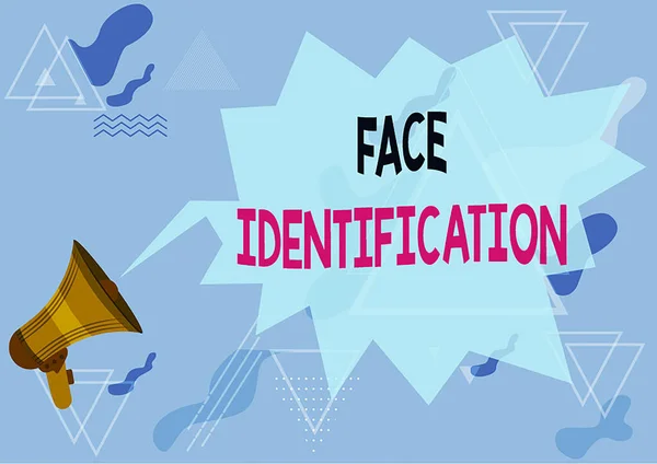 Exibição conceitual Identificação facial. Visão geral do negócio analisando padrões com base na pessoa s é contornos faciais Desenho Megafone com bolha de conversação Mostrando novo anúncio. — Fotografia de Stock