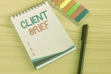 Kavramsal Başlık İstemci Özeti. İş Genel Görünümü A belgeleri müşterilerin şartları ile sınırlandırılmıştır ve Çoklu Koleksiyon Ofisi Kırtasiyesi Fotoğrafı Tablonun Üzerine yerleştirilmiştir