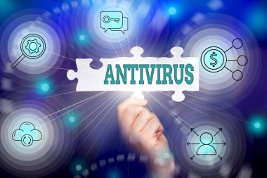 Antivirüsü gösteren tabela. Bilgisayar virüslerinin tespiti ve kaldırılması için uygun kelime. Elle tutulan yap-boz parçaları yeni gelecekçi teknolojileri açıyor..