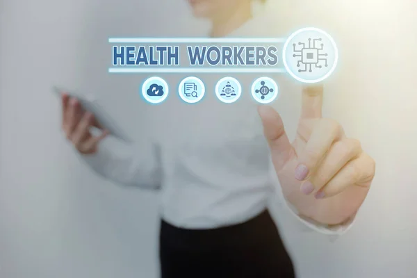 健康労働者を示すテキスト記号。コミュニティの健康を守るために誰の仕事をしているのかを示す概念的な写真女性がタブレットを持っているバーチャルボタンを押す未来的な技術を示す. — ストック写真