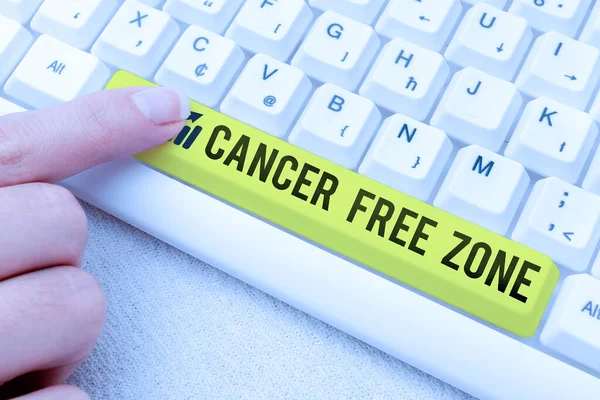 Texto mostrando inspiração Cancer Free Zone. Ideia de negócio apoiar pacientes com câncer e aumentar a conscientização sobre câncer Digitação Guia de aula de culinária, redigitar novas diretrizes on-line — Fotografia de Stock