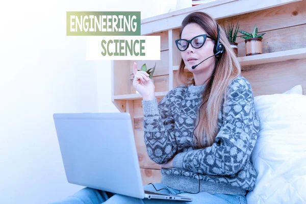 Text sign showing Engineering Science. Internet Concept deal with physical and mathematical basis of engineering Student Learning New Things Online, Casual Internet Surfing And Browsing — 图库照片