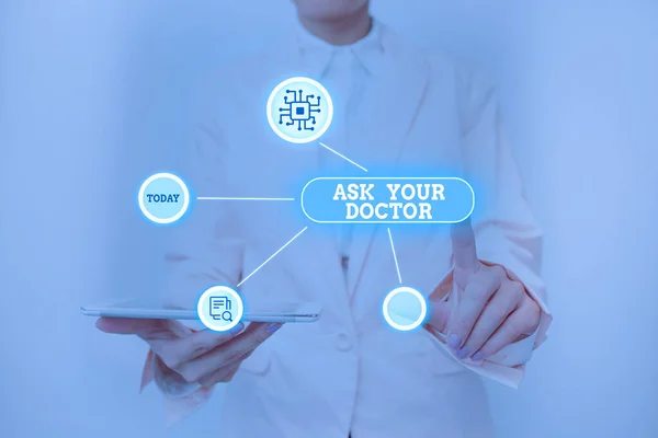 Skriv på och fråga din läkare. Ord för att söka information eller råd från en läkare Lady Holding Tablet Tryck på Virtual Button Visar Futuristic Tech. — Stockfoto