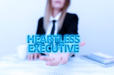 Metin başlığı Kalpsiz Yönetici 'yi sunar. İş arkadaşından empati ve şefkat eksikliği gösteren şirket verilerini sunma, şirket sorunlarını tartışma