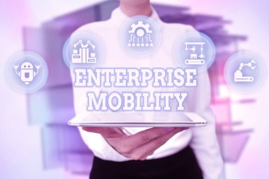 Atılgan 'ın hareketliliğini gösteren bir ilham. İnternet Konsepti çalışanları, Sanal Modern Teknolojiyi sunan Bayan Üniformalı Ayakta Duran Tablet El cihazlarını uzaktan kumandalı olarak kullanıyorlar.