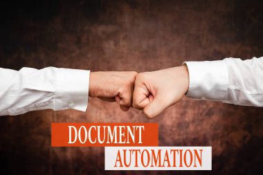 Kavramsal Başlık Belgesi Otomasyonu. Elektronik belge oluşturulmasına yardımcı olan iş konsepti çalışmaları iki profesyonel iyi giyimli iş adamı kapalı mekanda el sıkışıyor