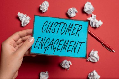 Metin gösterimi, Müşteri Sözleşmesi yazılıyor. İş konsepti bir müşteri ve marka yazma notları arasındaki duygusal bağlantı ve önemli fikirler yeni duyuru tahtası tasarımları