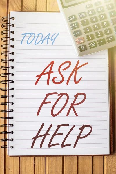 Ručně psané znamení Požádejte o pomoc. Obchodní nápad položit otázku nebo hledat odpověď nebo pomoc od někoho Prázdný otevřený spirálový zápisník s kalkulačkou umístěn na stole. — Stock fotografie