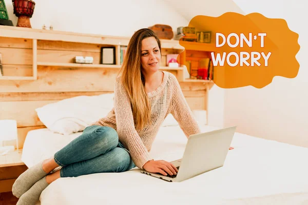 Writing displaying text Do not dont Worry. Business overview indicates to be less nervous and have no fear about something Watching Online Documentaries, Playing Internet Games With Friends — Stockfoto