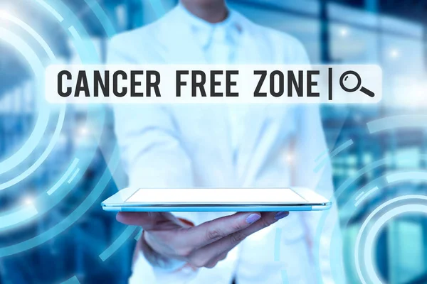 Texto de caligrafia Cancer Free Zone. Conceito de negócio de apoio a pacientes com câncer e sensibilização para o câncer Lady Uniform Standing Tablet Hand Apresentando Virtual Modern Technology — Fotografia de Stock