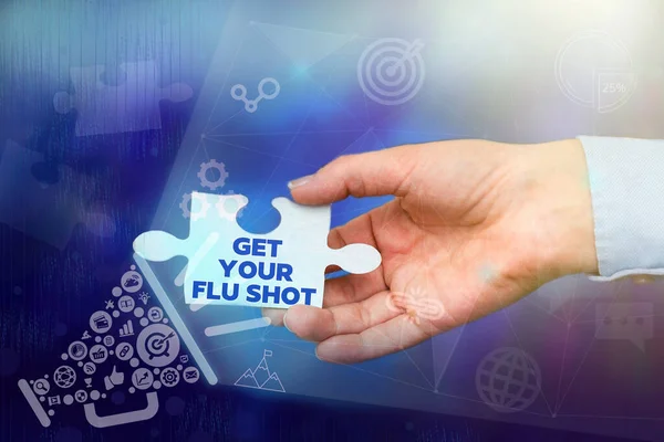Titulek s textem Get Your Flu Shot. Obchodní přehled imunizace je uveden každý rok na ochranu proti chřipce Ruční držení puzzle kus odemykání nové futuristické technologie. — Stock fotografie