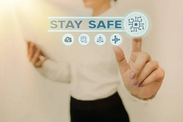 Концептуальная подпись "Будь в безопасности". Концепция, означающая безопасность от угрозы опасности, вреда или места, чтобы держать статьи Lady Holding Tablet нажатием на виртуальную кнопку отображения футуристических технологий. — стоковое фото