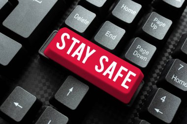 El yazısı. Güvenli Kal. İnternet Konsepti, bir bağlama sözleşmesi taslağı hazırlayan, antivirüs kodları oluşturan maddeleri saklama tehlikesinden, zarardan veya mekandan güvenli