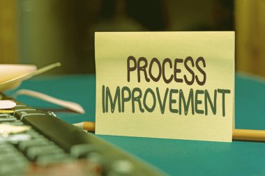 Metin başlığı Süreç Geliştirmesini sunar. Ürün hizmetlerini veya süreçlerini geliştirmek için devam eden çabaları kavramsal olarak kabul et. Çoklu Koleksiyon Ofisi Kırtasiyesi Fotoğrafı Tablo Üzerine Yerleştirildi