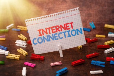 Kavramsal görüntüleme İnternet Bağlantısı. Yeni Parlak Fikirlerin Yaratıcılığı ve İlham Vermesini Düşünerek İnternet 'e erişim veya bağlantı kazanma yolu üzerine yazılmış kelimeler