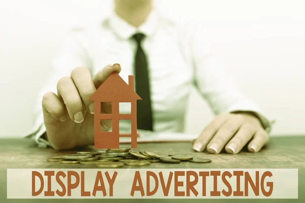 Señal de escritura a mano Display Advertising. Concepto de Internet publicidad en línea que es típicamente una imagen diseñada Nuevas cuotas de vivienda y planes de inversiones representados por la dama — Foto de Stock