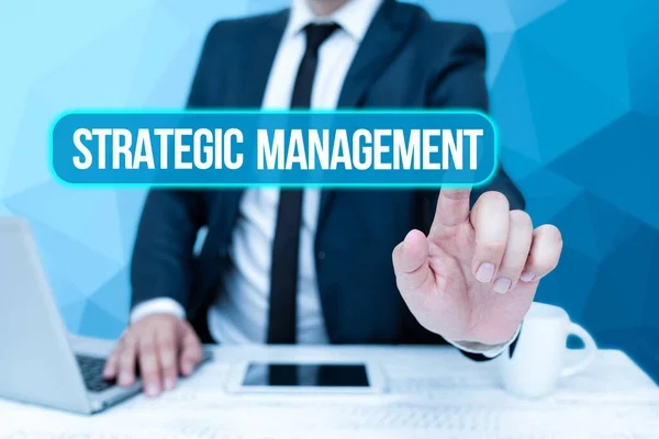 Text zeigt Inspiration Strategic Management. Unternehmensübersicht Formulierung und Umsetzung der Hauptziele Bussiness Man Sitting Desk Laptop And Phone Pointing Futuristische Technologie. — Stockfoto