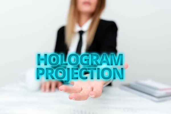 Bildunterschrift: Hologramm-Projektion. Konzept, d.h. fotografische Projektion einer Lichtaufnahme Präsentation von Unternehmensdaten, Besprechung von Unternehmensproblemen — Stockfoto