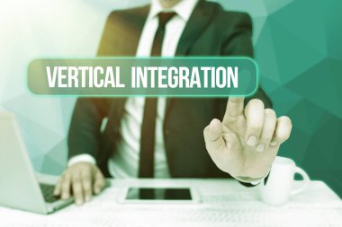 İlham veren Dikey Bütünleşmeyi gösteren metin. Kavram, üretimdeki farklı kademelerdeki şirketlerin birleşmesi anlamına geliyor. İş adamı Oturan Dizüstü bilgisayar ve Telefon Geleceği Gösteren Teknoloji.