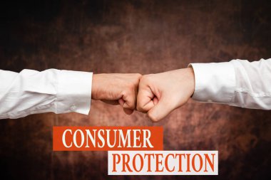 Kavramsal Ekran Tüketici Koruması. Tüketicilerin haklarını koruma amaçlı iki profesyonel iyi giyimli iş adamı iç mekanda el sıkışıyor.