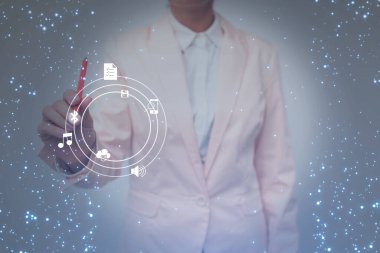 Üniformalı kadın elinde tabletle ekranda yazı yazıyor. Sekmeyi Taşıyan İşgüzar Kadın Yeni Gelecek Teknolojileri Yazıyor.