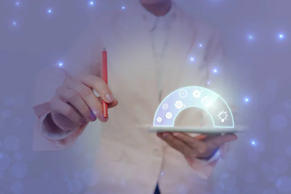 Lady In Uniform Holding Pen Telefon med futuristiskt virtuellt gränssnitt. Business Woman Använda penna och mobil enhet interagera med holografisk display. — Stockfoto