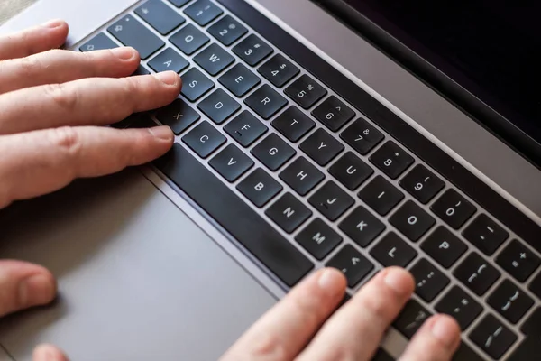 Lady Hands Apontando pressionando teclas do teclado do computador Escrevendo novas ideias. Palmas de mulher tocando digitando pensamentos frescos usando teclado de caderno sem fio. — Fotografia de Stock