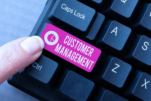 Texte inspirant Customer Management. Idée d'entreprise fidélisation de la clientèle et finalement stimuler la croissance des ventes Modification de codes de programme de site Web, apprentissage d'un nouveau langage de programmation — Photo