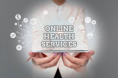 Çevrimiçi Sağlık Hizmetleri 'ni gösteren tabela. İş konsepti sağlık hizmeti sunuldu ve geliştirildi. Üniformalı Kadın Üniformalı Bekleme ve Bekleme Tableti Fütürist Teknolojiyi Gösteriyor.