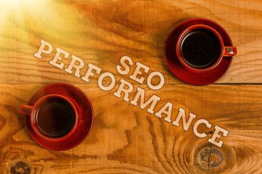 Kavramsal başlık Seo Performans Analizi. Kavram, trafiğin miktarını ve kalitesini arttırarak Yüzeyde Çoklu Renklerle Parlatılmış Örnek Küp Dikdörtgen Kutuları web sitesine gönderir