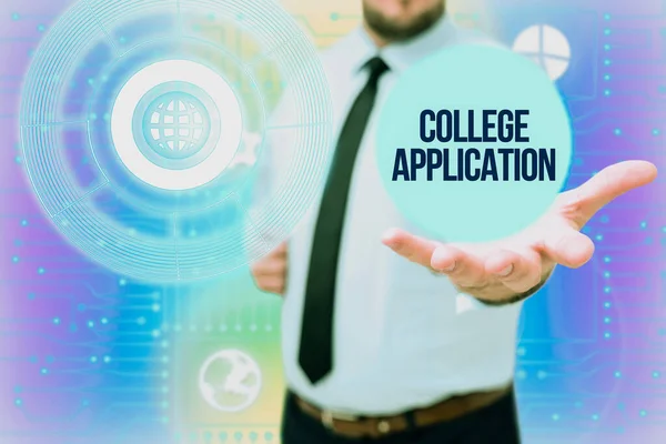 Conceptual caption College Application Індивіди бізнес-підходу застосовуються для вступу в коледж Джентельмен Уніформа Постійний Холдинг Нові футуристичні технології. — стокове фото