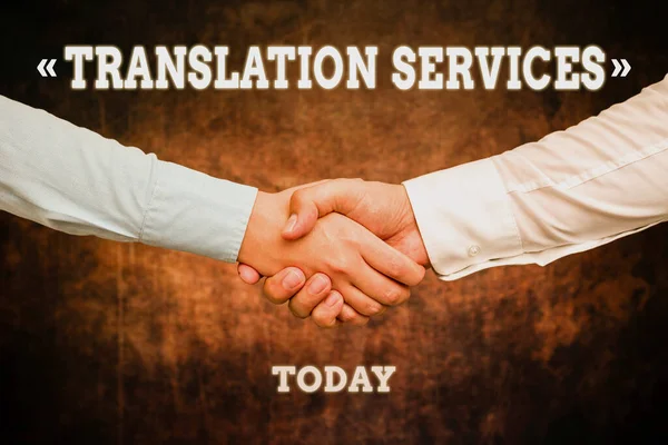 翻訳サービスの表示に署名します。スピーチを翻訳するために示すビジネスショーケース組織2つのプロのよく服を着た企業のビジネスマン握手屋内 — ストック写真
