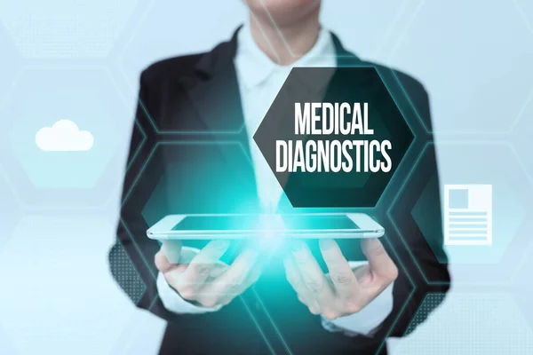 Inspiratie toont teken Medische Diagnostiek. Conceptuele foto een symptoom of kenmerk van waarde in de diagnose Lady In Uniform Holding Phone And Showing Futuristic Virtual Display — Stockfoto