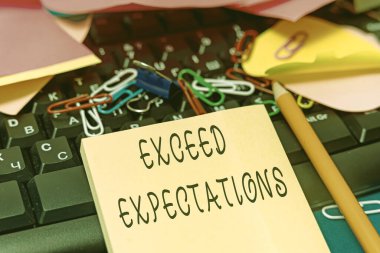 Exceed Expectations 'ı gösteren bir tabela. İş yaklaşımı, kabul edilebilir performansın üzerinde veya ötesinde Çoklu Koleksiyon Ofisi Kırtasiyesi Fotoğrafı Tablo Üzerine Yerleştirilmiş
