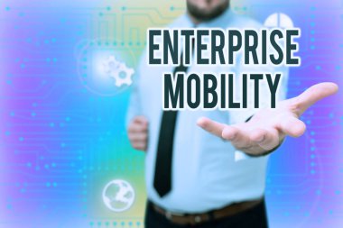 Atılgan 'ın hareketliliğini gösteren işaret. İnternet Konsepti Çalışanları, Gentelman Üniforması Yeni Gelecek Teknolojileri Durduran mobil cihazlar kullanarak uzaktan iş yapıyorlar.