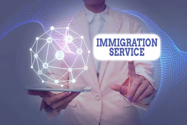 手書きの署名移民局。移民と移民に関する法律を担当するビジネスアイデア統一保有タブレットで女性を手に仮想的に未来的な技術をタップ. — ストック写真