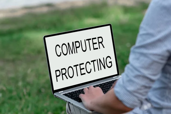 文字标题显示计算机保护。保护计算机免受未经授权入侵的互联网概念语音和视频呼叫能力将人们连接在一起 — 图库照片