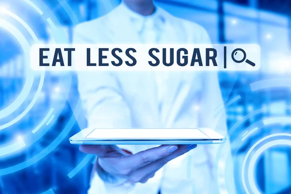 Fogalmi felirat Egyél kevesebb cukrot. Üzleti ötlet csökkenti a cukorbevitelt és az egészséges táplálkozás gazdag élelmiszerek Lady Uniform álló tabletta kéz bemutatása Virtuális modern technológia — Stock Fotó