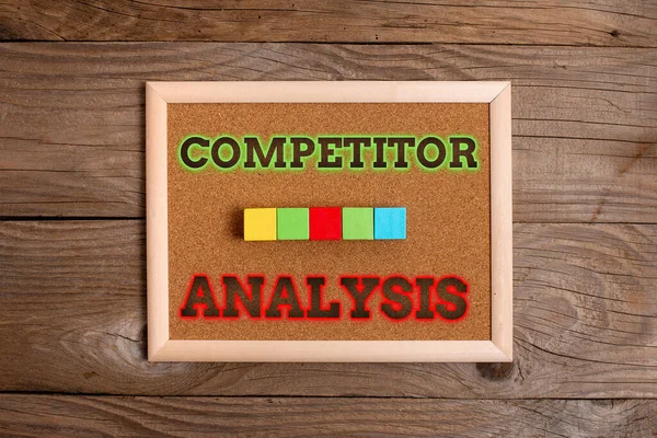 テキストの競合分析を表示する書き込み。競争力のある会社の強みと弱みの事業概要多色で研磨表面上のサンプルキューブ長方形の箱のスタック — ストック写真