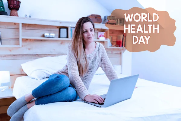 Έννοια απεικόνιση Παγκόσμια Ημέρα Υγείας. Έννοια σημαίνει παγκόσμια ημέρα ευαισθητοποίησης για την υγεία γιορτάζεται κάθε χρόνο στις 7 Απριλίου Watching Online Documentaries, Παίζοντας παιχνίδια στο Internet με τους φίλους — Φωτογραφία Αρχείου