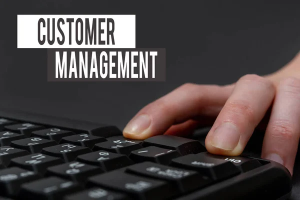 고객 관리 (Customer Management) 는 다음을 가리킨다. 비즈니스 개요 고객 유지 및 궁극적으로 판매 성장 손 인쇄 컴퓨터 키보드 키 타이프 작성새로운 아이디어. — 스톡 사진