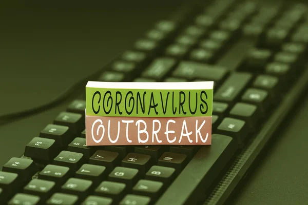 Написання тексту Coronavirus Outbreak. Концепція означає інфекційні захворювання, викликані нововиявленим COVID19 Копіюванням старих ідей і створенням нових, передаючи письмові записки — стокове фото